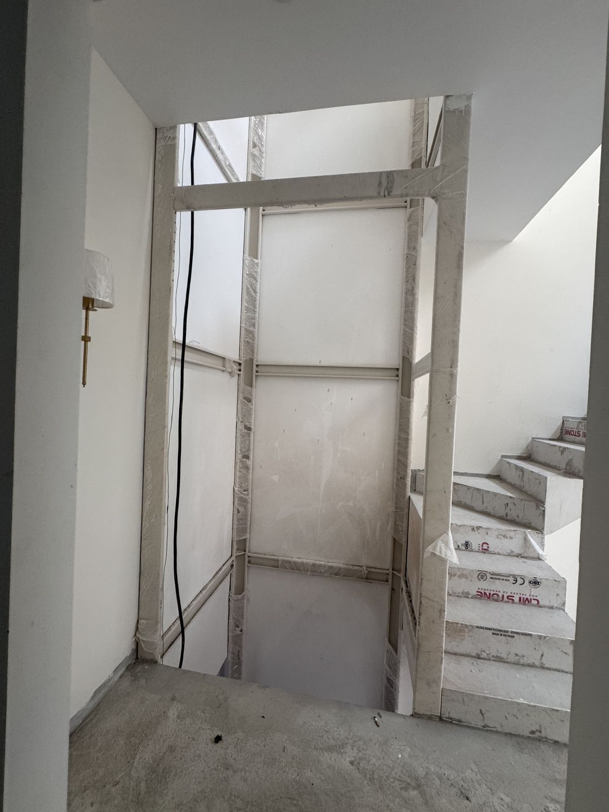 Giếng thang ở giai đoạn xây thô: đây là lúc dễ chỉnh kích thước nhất